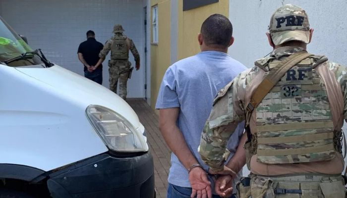 PRF apreende carga de maconha escondida em caixas de MDF